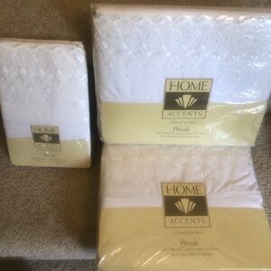 Home Accents White Eyelet Percale Queen Sheets 
1 flat 1 Fitted Pillow Cases
